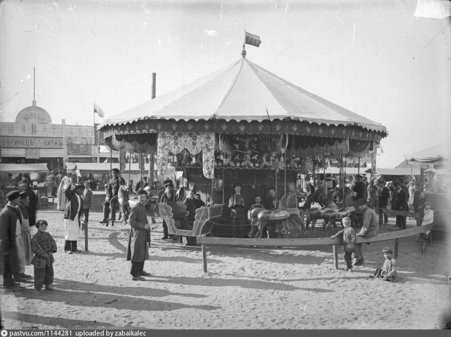 Карусели на Самокатской площади, 1900–1910 | Источник: Максим Дмитриев / Рastvu.com