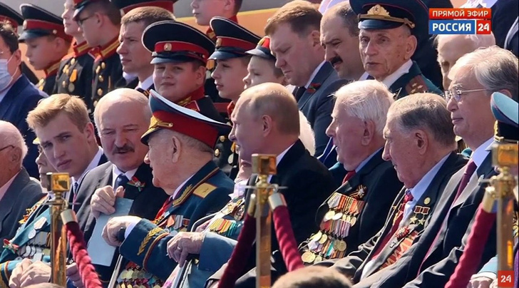 15-летний Николай Лукашенко вместе с отцом посетил парад Победы в Москве