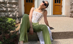 Прозрачный корсет и зеленые брюки клеш: повторяем стильный летний образ Данны Паолы