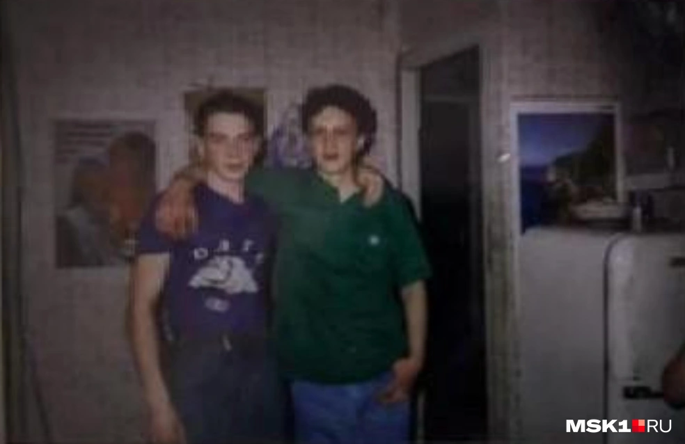 Пичушкин (справа) со своим другом Михаилом — первой жертвой битцевского маньяка | Источник: Артем Устюжанин / MSK1.RU