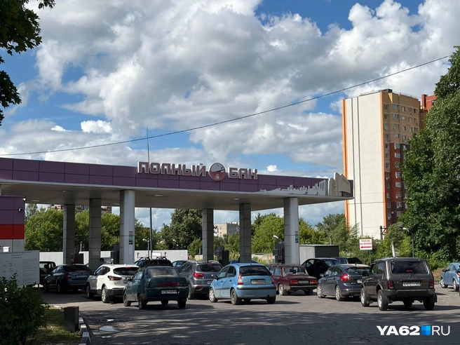 Очередь скопилась даже за 92 бензином | Источник: Дарья Ходосевич / YA62.RU