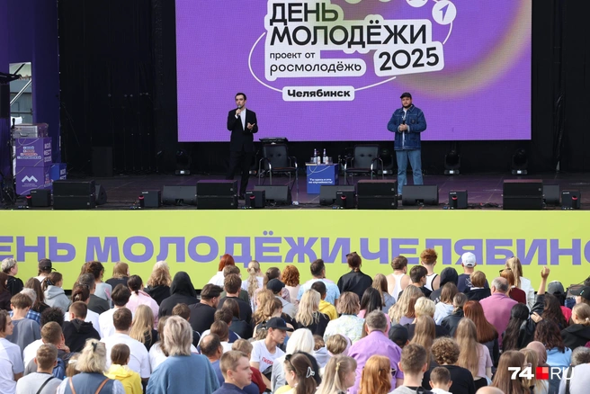 А народ, меж тем, снова движется к сцене. Там выступают пранкеры Вован и Лексус | Источник: Дарья Пона