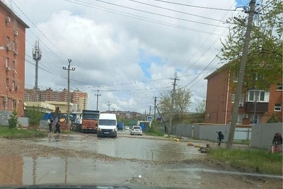 Жители Краснодара жалуются на разбитые дворовые дороги после зимы
