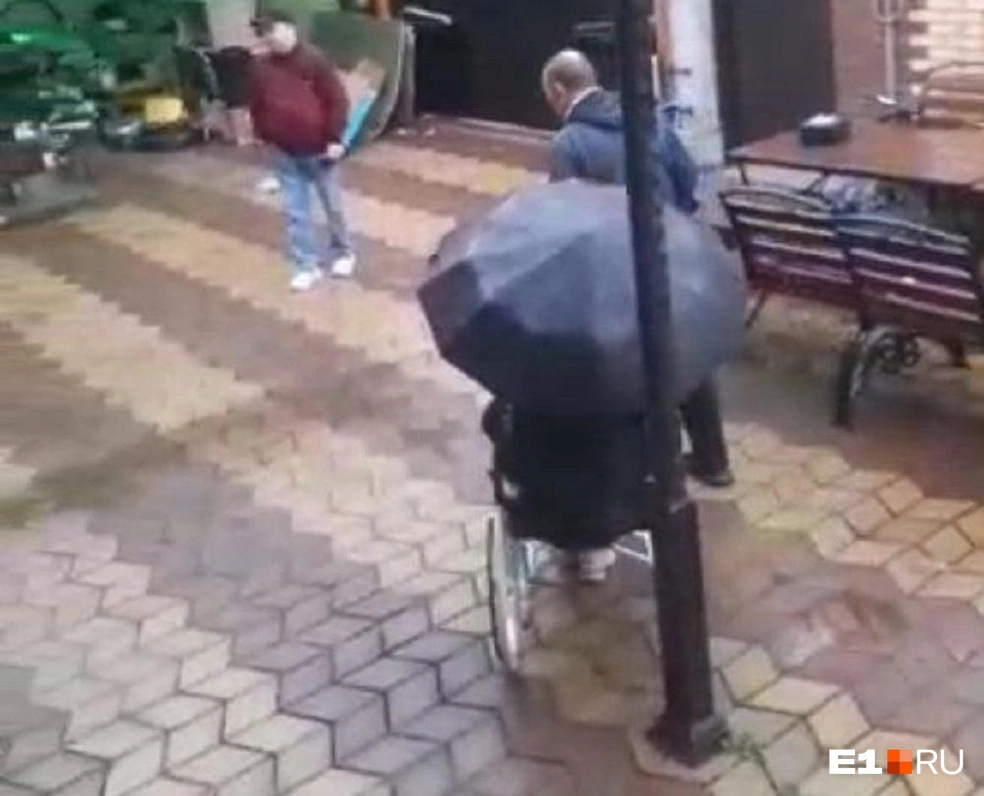 Когда семью выселяли, Сяо Хуа несколько часов просидела во дворе в инвалидной коляске | Источник: читатель E1.RU