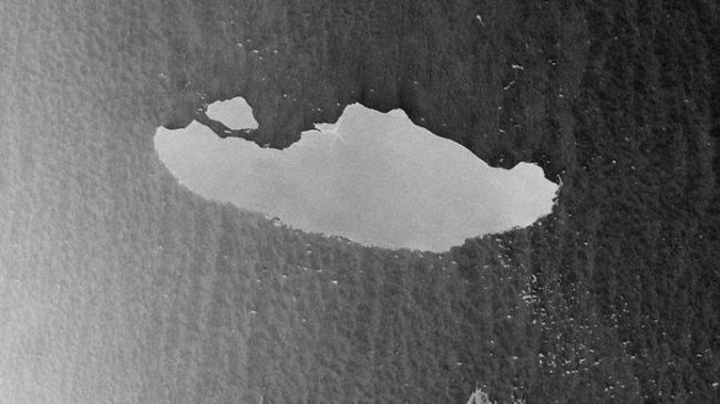 Самый большой в мире айсберг начал разрушаться
