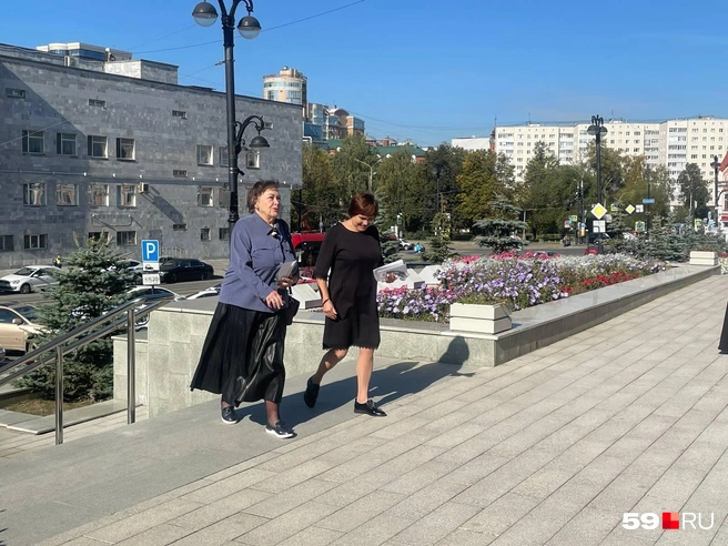 Слева — президент Пермской художественной галереи Надежда Беляева | Источник: Екатерина Вохмянина/ 59.RU