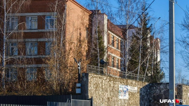 Снаружи выглядит вполне себе, но если приглядеться, даже по окнам видно, что не всё так хорошо | Источник: Булат Салихов / UFA1.RU