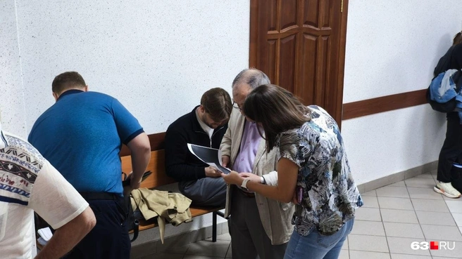Представители Матвеева изучают документы перед заседанием | Источник: Илья Овсянников / 63.RU