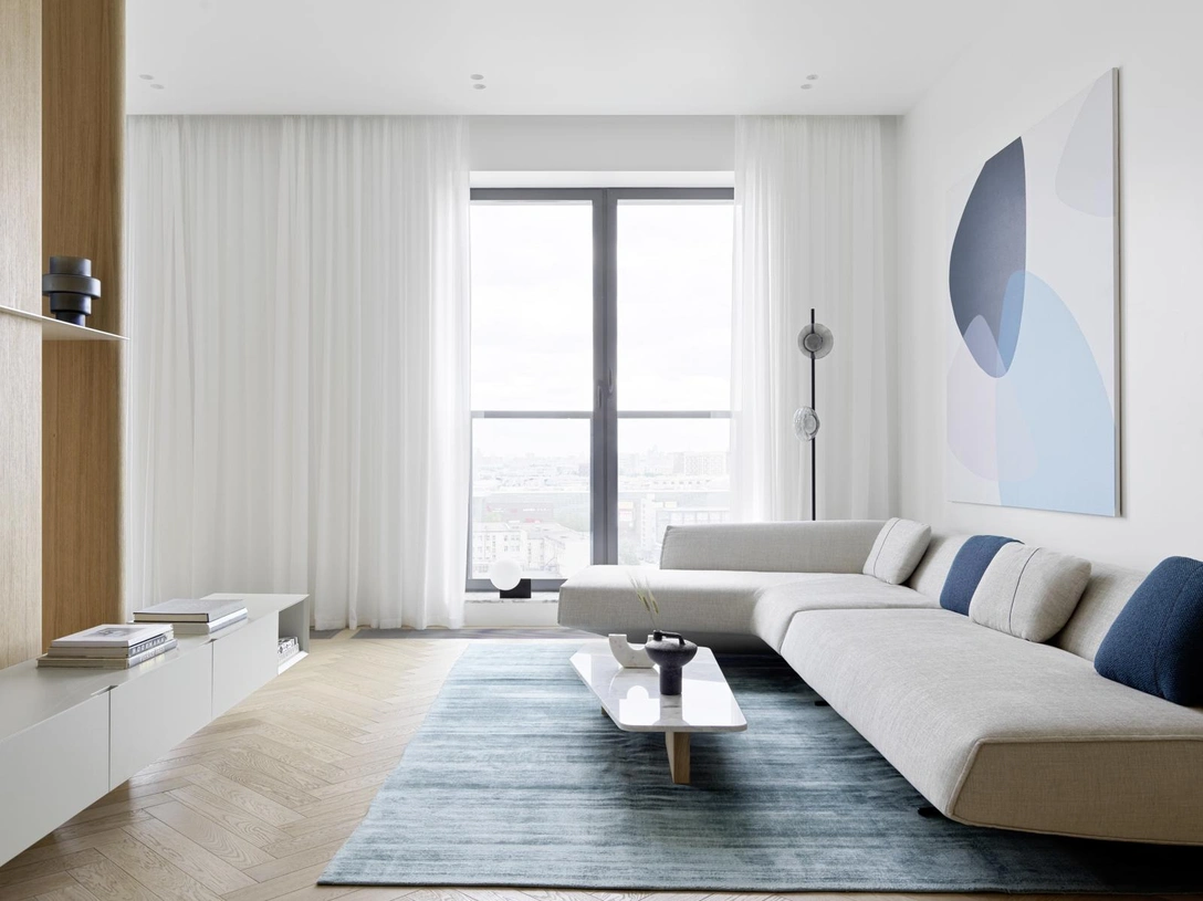 Гостиная. Диван Sydney, дизайн Жан-Мари Массо, Poliform. Журнальный столик выполнен по эскизам архитектора. Корпусная мебель сделана в столярной мастерской. Напольный светильник Ceto, Ross Gardam. Ковер, Dovlet House. Настольный светильник SHY2, &Tradition, GK Concept. Вазы на журнальном столике, Flowolver. На полке — ваза Buee, Ligne Roset, GK Concept. Постер по эскизу архитекторов. Инженерная доска, Finex. | Источник: СЕРГЕЙ КРАСЮК. Стиль: YES_WE_MAY