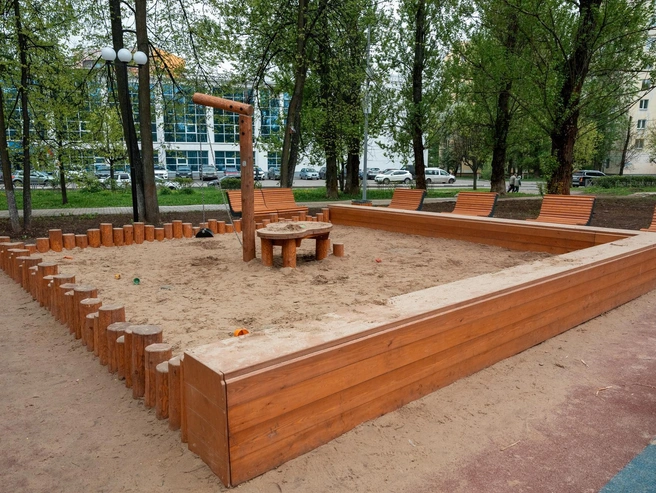 Большая песочница, огороженная деревом | Источник: Александр Куренной / 76.RU