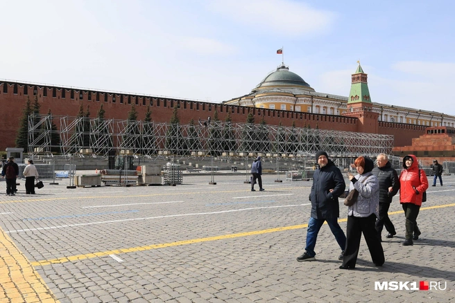 На площади уже начали устанавливать трибуны для первых лиц государства и VIP-гостей | Источник: Артём Устюжанин / MSK1.RU