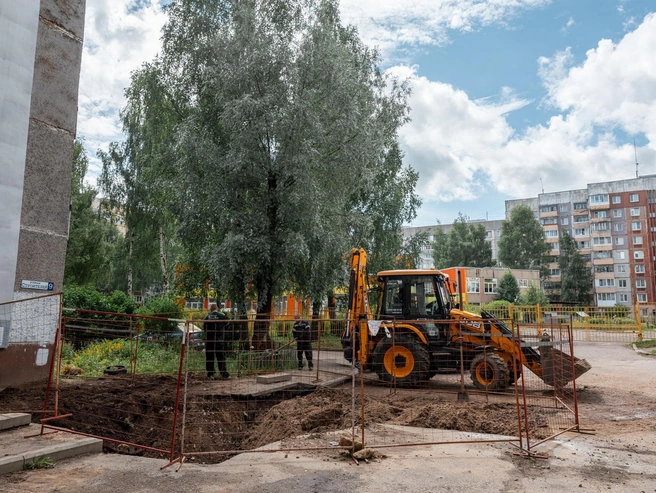 Похоже, здесь ведутся работы на сетях. В Брагине скоро надолго отключат горячую воду | Источник: Александр Куренной / 76.RU
