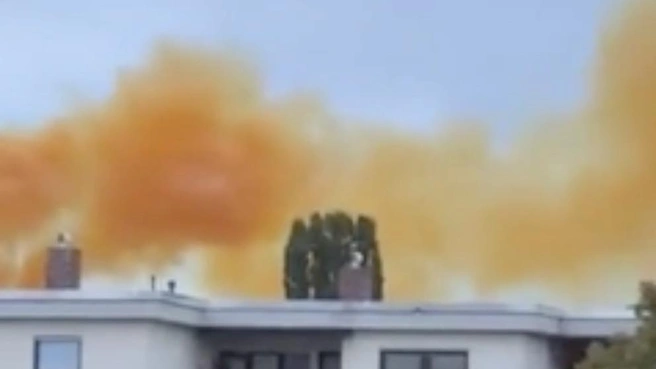 Ярко-оранжевый дым напугал местных жителей | Источник: РЕН ТВ / Telegram