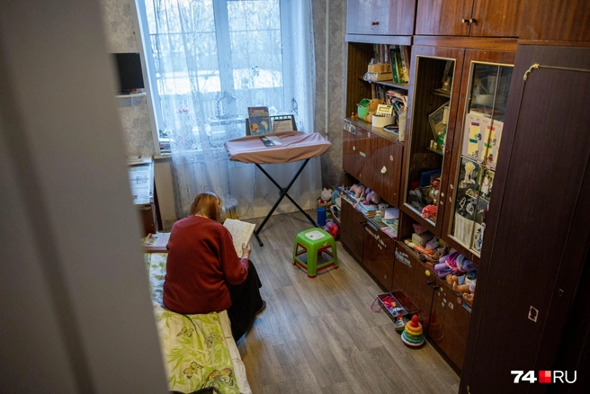 В преклонном возрасте бабушке проще жить рядом с родными, для нее выделили отдельную небольшую комнату | Источник: Наталья Лапцевич