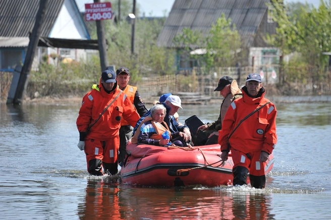 Во время паводка выбраться из опасной зоны жителям помогают спасательные службы, региональные и муниципальные органы власти, волонтеры и другие экстренные службы | Источник: пресс-служба Главного управления МЧС по Тюменской области