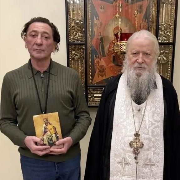 Дибров бьется яйцами с новой дамой, Лепс молится в храме, Киркоров шикует с куличами: как звезды отмечают Пасху