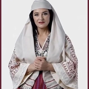 Женщина в традиционной албанской одежде по имени Солнце: первый в мире ИИ-министр