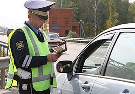 Под Пензой водитель протащил инспектора ГИБДД за машиной | ya62.ru