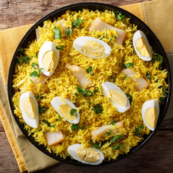 Кеджери — любимый завтрак британской королевской семьиЭто необычное блюдо состоит из рыбы, риса и сваренных вкрутую яиц. Его часто ела королева Елизавета II, которая тщательно следила за своим рационом, стараясь сделать его более сбалансированным.Полный рецепт кеджери читайте по ссылке.