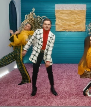 Новый заводной танцевальный челлендж от Little Big — Go Bananas (видео)
