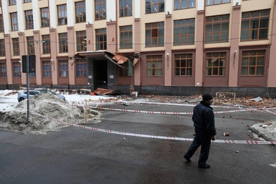 В центре Москвы из-за снега обрушился козырек бизнес-центра