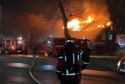 В Ярославле сгорел хостел и магазин хоккейной экипировки