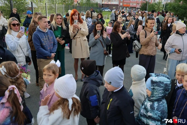 Родители, конечно, со смартфонами  | Источник: Наталья Лапцевич