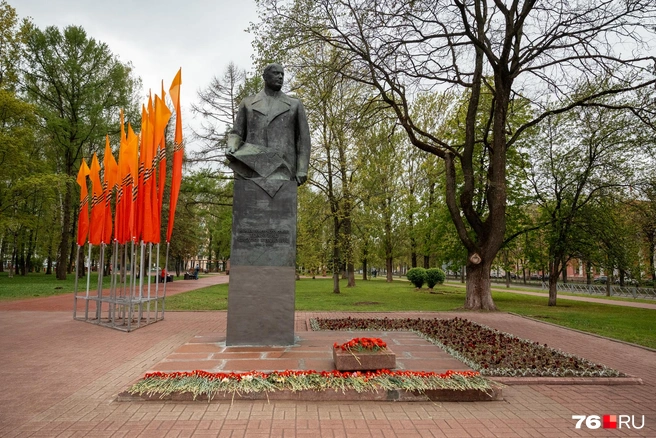 На входе в сквер&nbsp;— памятник военачальнику, маршалу Советского Союза Федору Ивановичу Толбухину | Источник: Александр Куренной / 76.RU