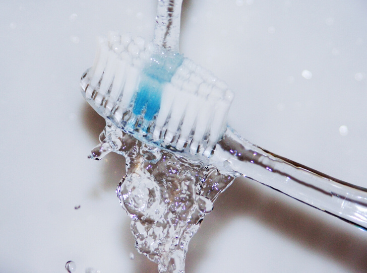 Как правильно выбирать зубную щетку: советы стоматолога