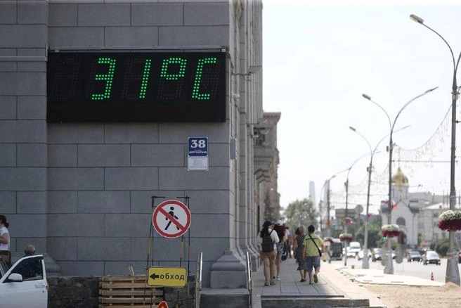 На мэрии информационное табло показывает +31 градус | Источник: Александр Ощепков / NGS.RU