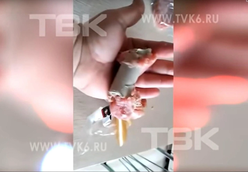 Трубка занимала почти весь объем колбасы | Источник: ТВК / tvk6.ru