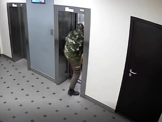 Нападение в подъезде: кадры с камеры наблюдения | Источник: Читатель НГС