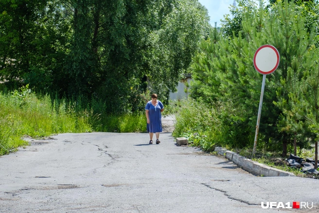 Местные прогуливаются по району | Источник: Булат Салихов / UFA1.RU