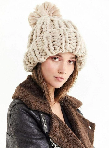 Слишком крупная вязка смотрится нелепо на контрасте с чертами лица модели  | Источник: ru.pinterest.com