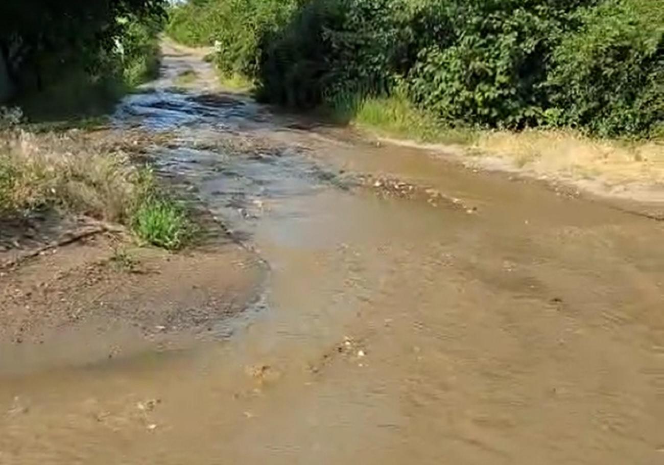 В Волгограде сняли на видео реку питьевой воды, текущую по оживленной улице между двумя Продольными
