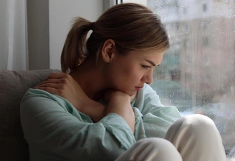 «Спустя месяц приехала к пьющему отцу… и нашла его мертвым в ванной. Теперь не могу избавиться от чувства вины»