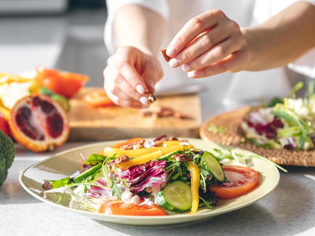 «Пустые» калории: 5 популярных ингредиентов в салатах, из-за которых вы набираете вес | marieclaire.ru