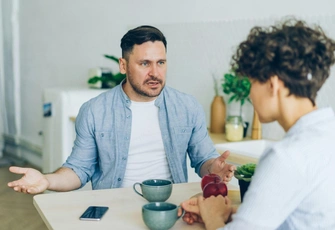 «Я просто хочу, чтобы муж меня чаще хвалил»: историю читательницы комментирует эксперт