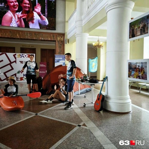 В холле студенты изображали туристов. Девушка гребла в байдарке прямо на мраморном полу, пока ее подруга обживалась в палатке. На парте «горел» нарисованный костер. Все делали вид, что это нормально | Источник: Анна Шорина / 63.RU