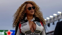 Бейонсе прямо как девушка из Need for Speed: жаркие фото певицы, которая пришла на «Формулу-1»