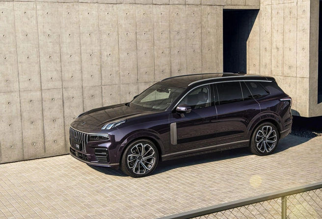 В следующем году модель может подорожать из-за утильсбора: он вырастет с 667 тысяч до 1,01&nbsp;миллиона (с учетом мощности мотора) | Источник: Lynk &amp; Co / lynkco-cars.ru