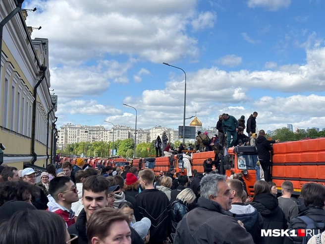 Некоторые москвичи решили залезть на коммунальную технику | Источник: Иван Гусаров / MSK1.RU