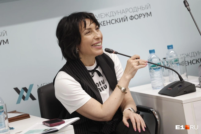 На футболке логотип MIU MIU вышит стразами. Но есть подозрения, что вещь может быть неоригинальная: на сайте бренда нет таких моделей с бантом | Источник: Владислав Лоншаков / E1.RU