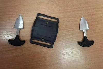Петербуржец спрятал ножи в пряжке ремня и попался в суде