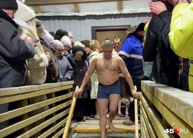 Александр Ильтяков окунается в купель в Частоозерье в январе 2024 года | Источник: Надежда Тихомирова