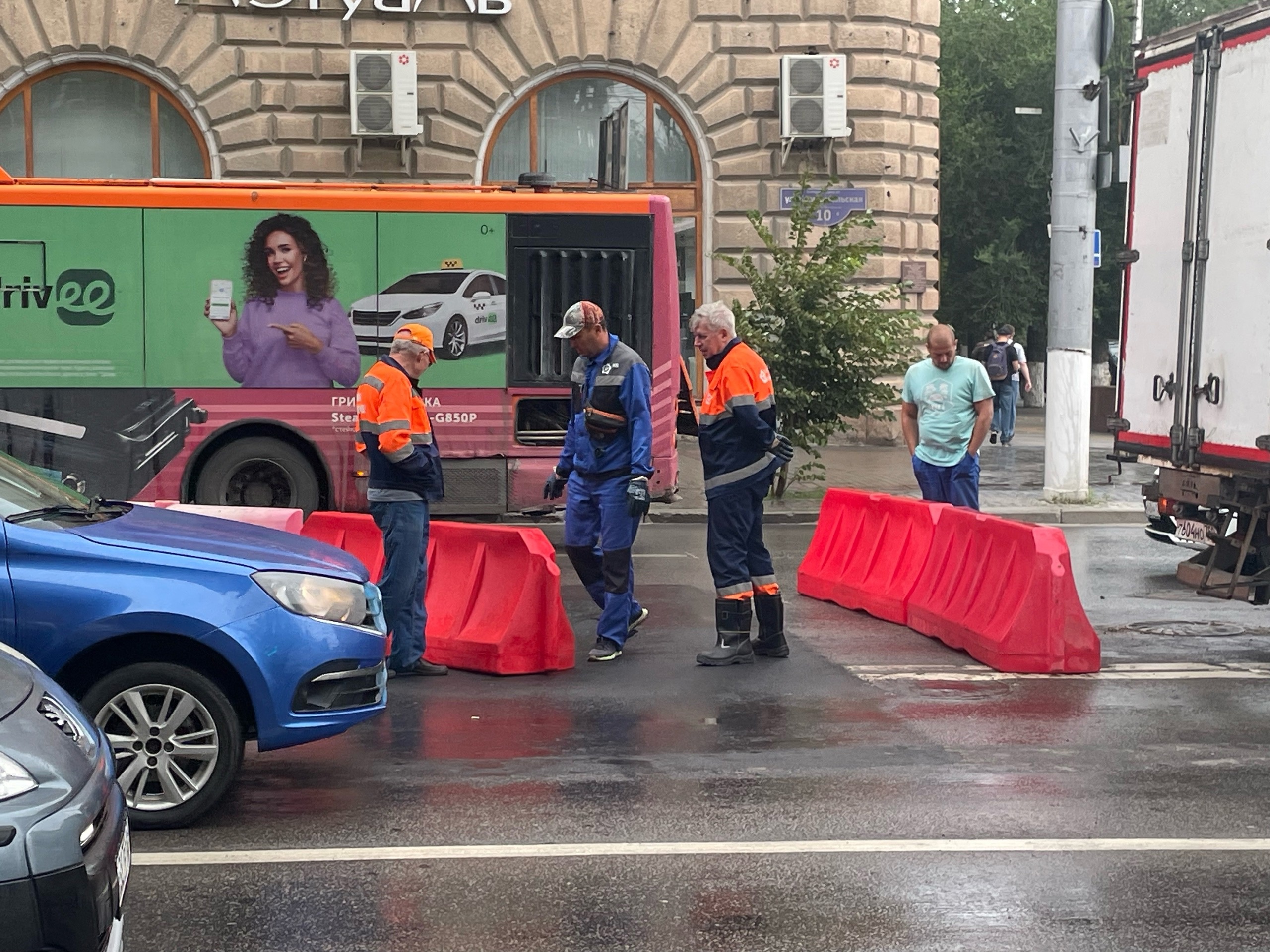 В Волгограде водителей просят объезжать перекопанную «Концессиями» улицу  Комсомольскую - 24 июня 2024 - V1.ру