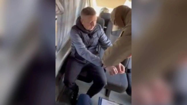 Леся задержали в микроавтобусе, когда он пытался уехать | Источник: 93.RU