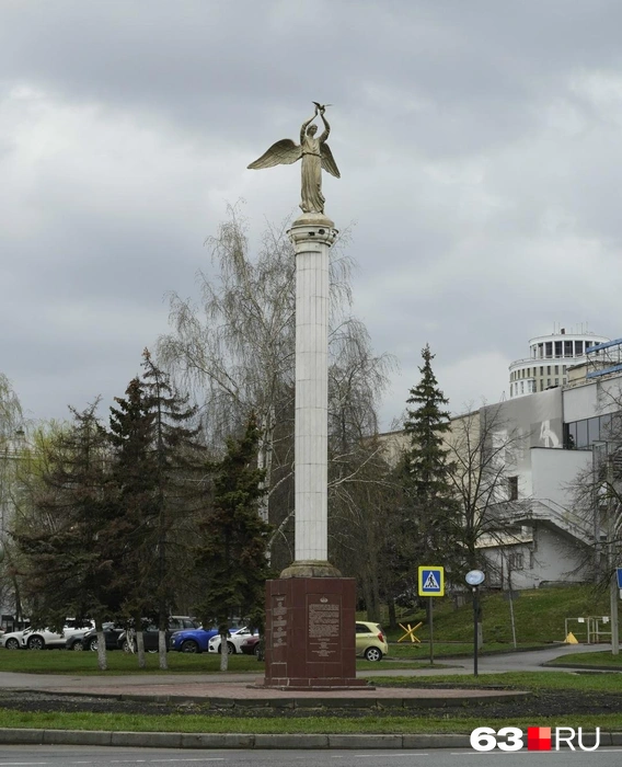 Монумент «Добрый Ангел Мира»&nbsp;— одна из известных городских скульптур, установленная на площади Маршала Жукова рядом с улицей Пушкина | Источник: Андрей Немов / 63.RU 