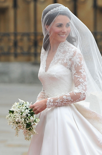 КэтринКейт Миддлтон шла к алтарю в 2011 году с букетом от флориста Шейн Конноли, который включал ландыши, гиацинты, веточки плюща и мирта.