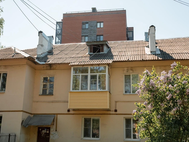 Высотка возвышается за двухэтажным домом | Источник: Александр Куренной / 76.RU